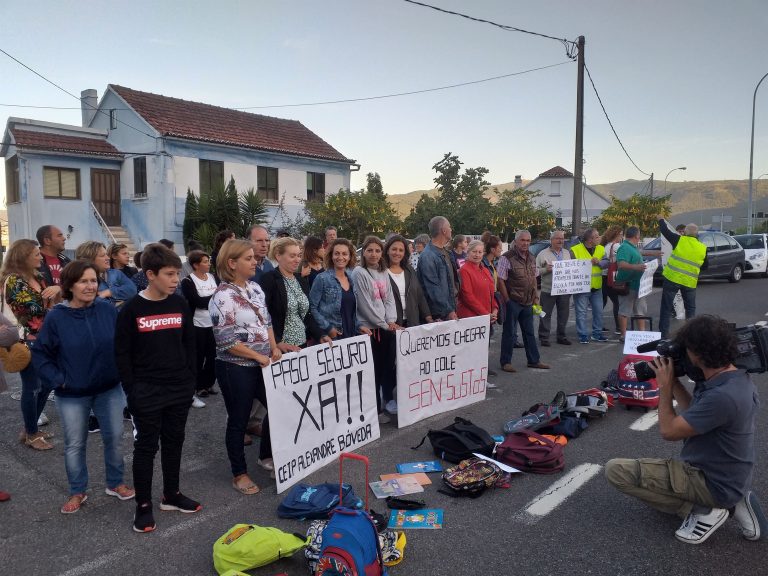 Pais e alumnado de Chapela protestan con mochilas para reclamar un semáforo ante o CEIP Alexandre Bóveda