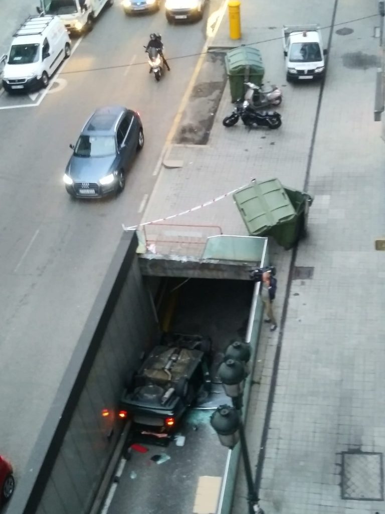 Imaxes: Aparatoso accidente en Vigo tras caer un coche na entrada dun parking