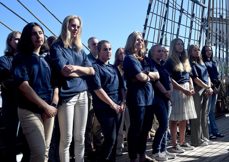 Os alumnos do buque-escola noruegués ‘Sorlandet’ colaboran co Banco de Alimentos de Vigo