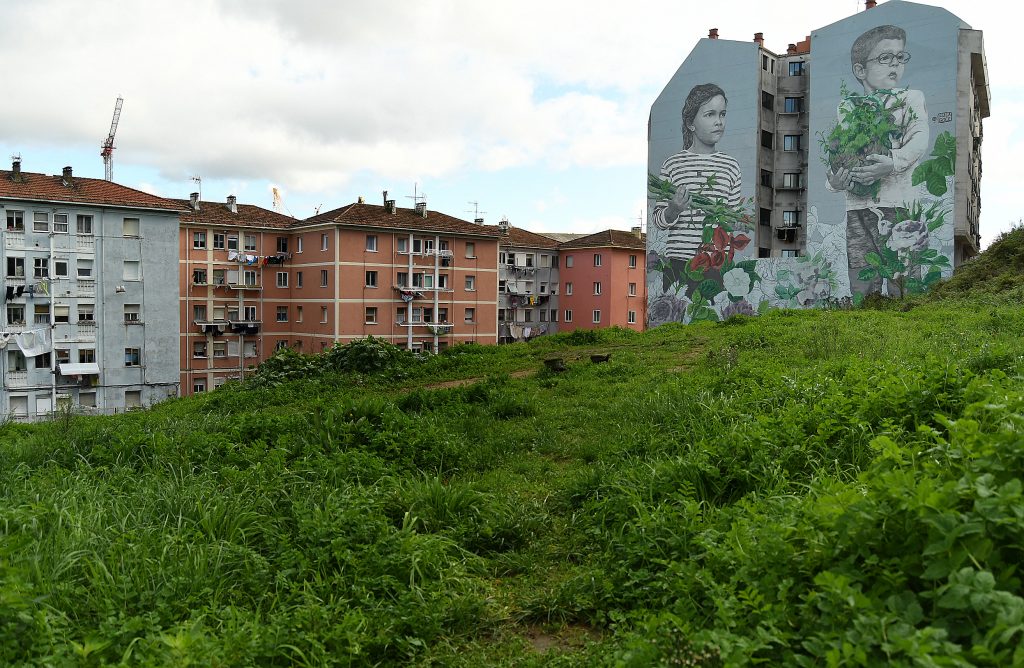 Terreos diante do mural  da artista internacional Lula Goce / © Miguel Núñez.