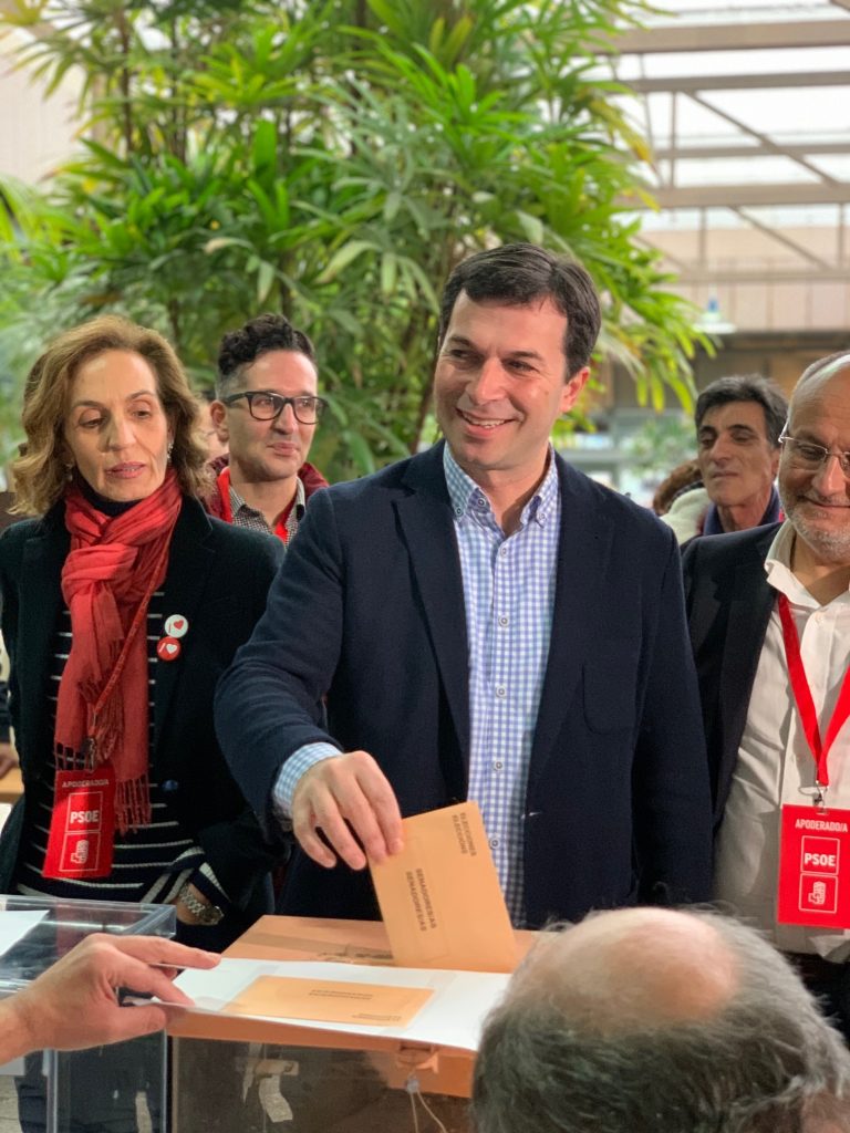 Os dous principais líderes galegos votaron en Vigo apelando á “participación”