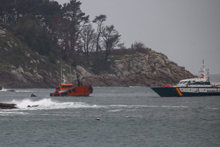 Unha embarcación afúndese no porto de Bueu cando permanecía amarrada