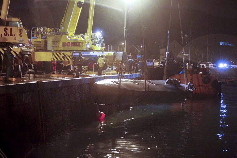 O narcosubmarino queda depositado na área portuaria de Bouzas