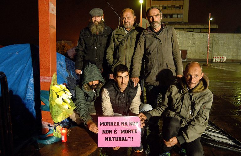 VÍDEO: Os ‘sen teito’ acampados en Madrid solidarízanse cos de Vigo tras a morte dun deles