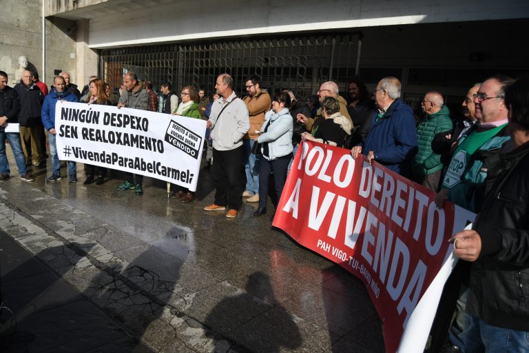 Protesta en Vigo para evitar o desafiuzamento dunha parella con dúas fillas menores