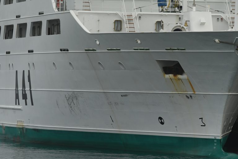 O buque da Armada que chocou contra outro en Vigo di que cambiou o seu rumbo e emitiu avisos para evitar a colisión