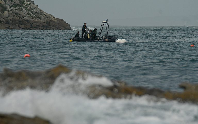 Imaxes do narcosubmarino afundido en Aldán e do operativo de rescate