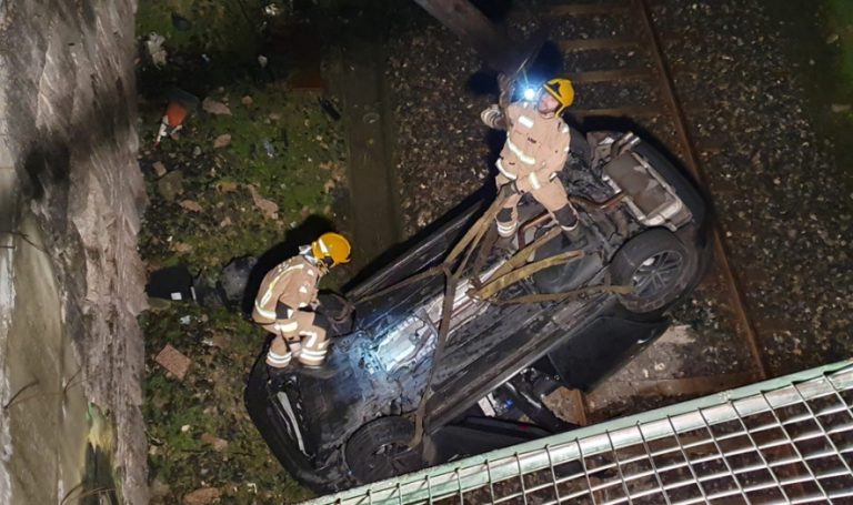 Dúas persoas resultaron feridas tras caer sete metros co seu coche nas vías do tren no Porriño