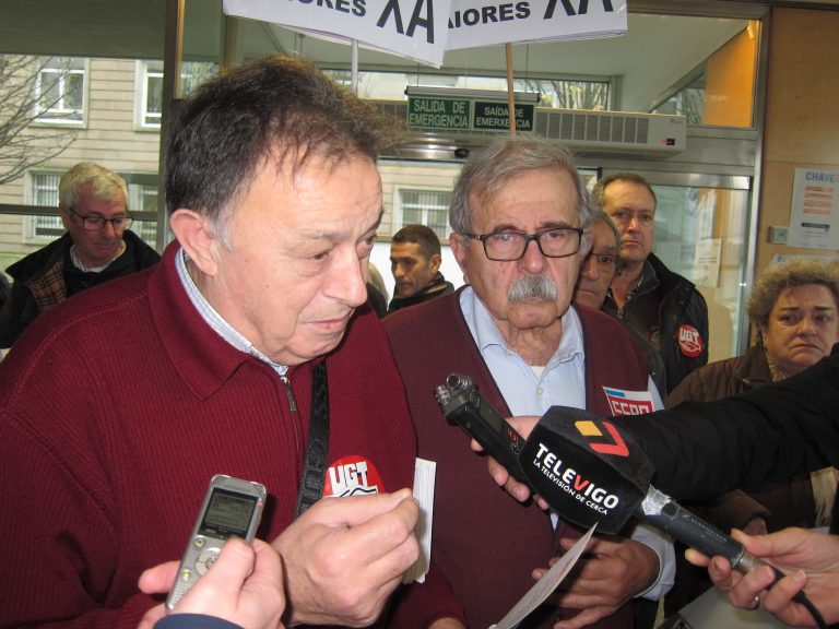 Pensionistas de UGT e CC.OO. encérranse no edificio da Xunta en Vigo e esixen mellorar a atención a dependentes
