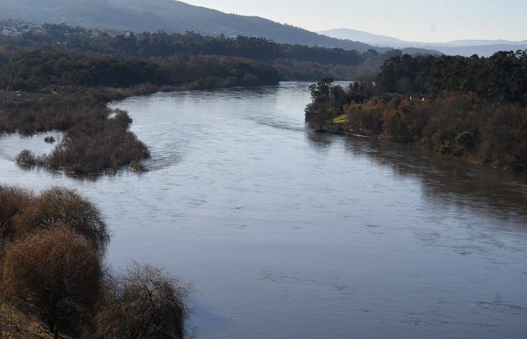 Reducen o caudal do río Miño para buscar un mozo caído á auga en Melgaço