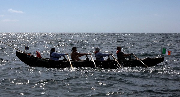 Cando un grupo de irlandeses navegou 2.500 km nun bote de remos para chegar a Galicia