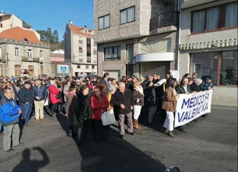 A Cañiza sae á rúa para protestar pola perda do médico de Valeixe