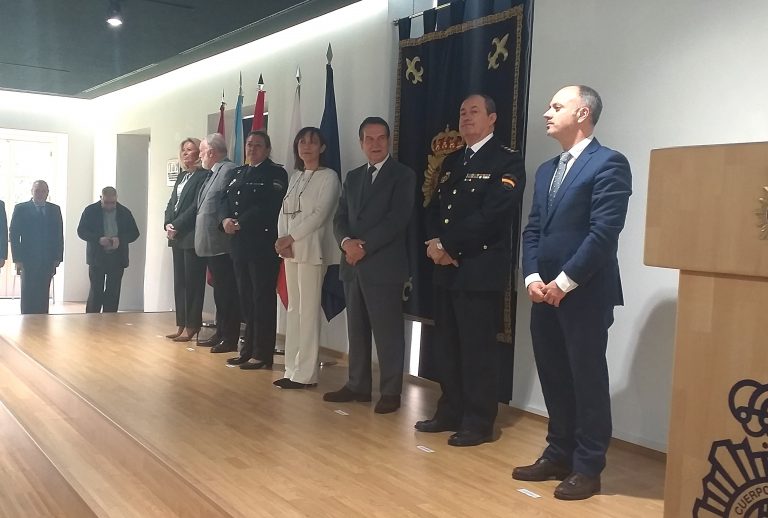 A Comisaría de Vigo homenaxea os seus axentes xubilados no 196 aniversario da Policía