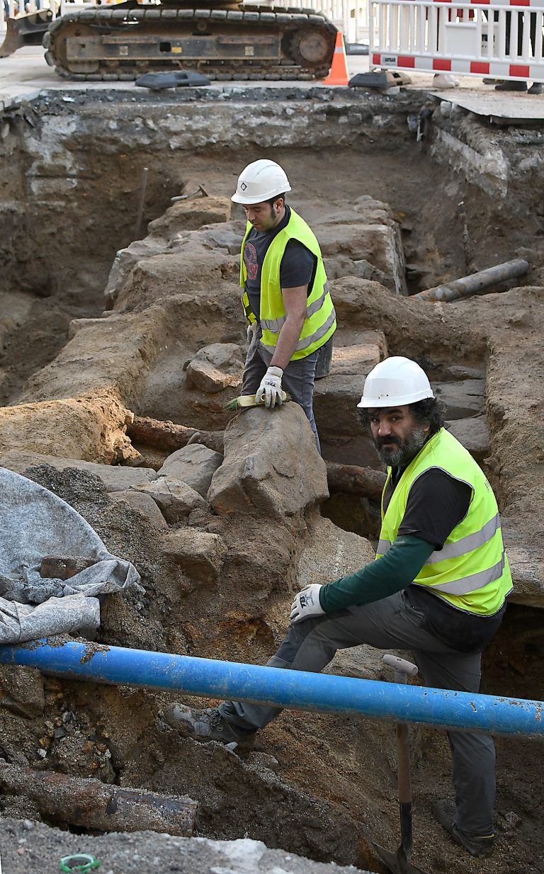 (fotos e vídeos) Así son os restos atopados da antiga muralla e da Porta do Sol de Vigo