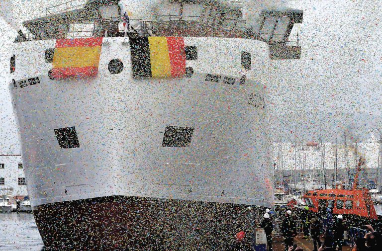 Vigo bota o buque co que Bélxica combaterá o cambio climático e coa promesa de Feijóo de revitalizar a industria naval