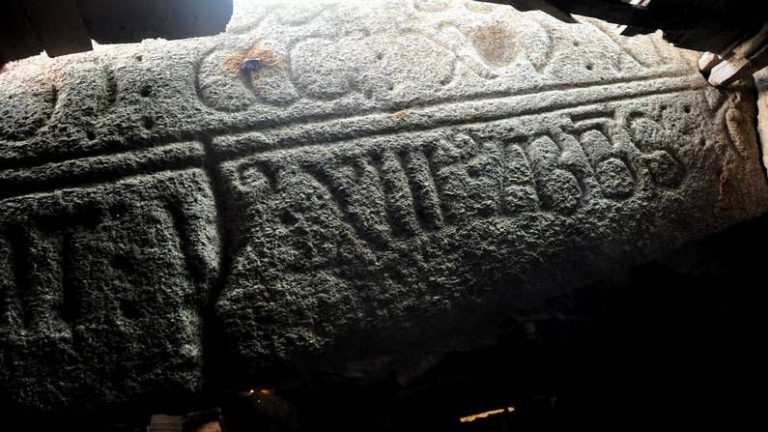 A lápida do abade de Oia volve á igrexa parroquial 700 anos despois