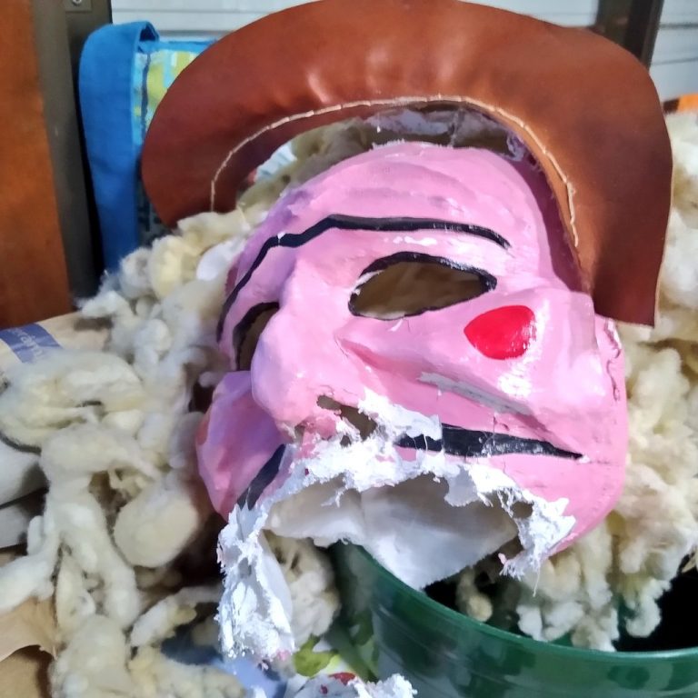 Máscara rachada dun merdeiro | Foto @omerdeiro