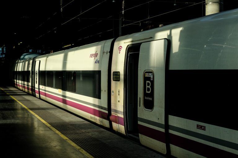 Atrasos no tren Barcelona-Vigo por un desprendementos de pedras en Ourense