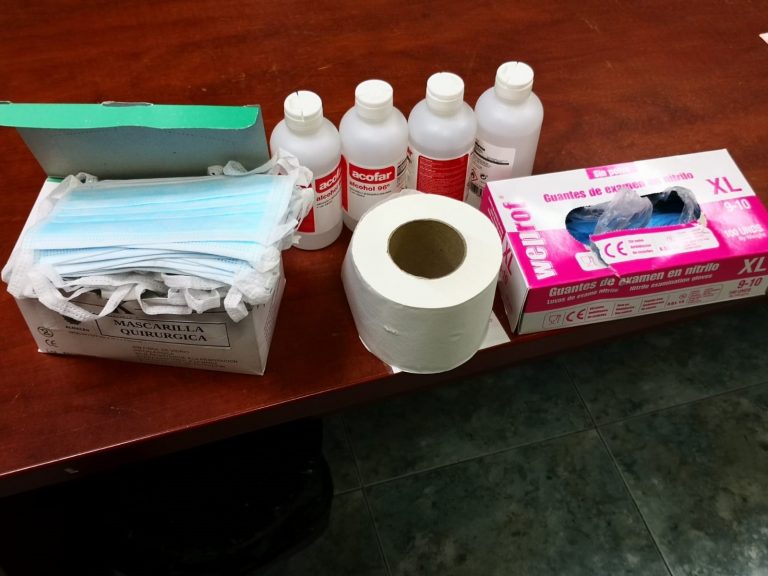 Así combate a Policía Local de Vigo o coronavirus: alcol de 96º, unha caixa de máscaras e papel de WC