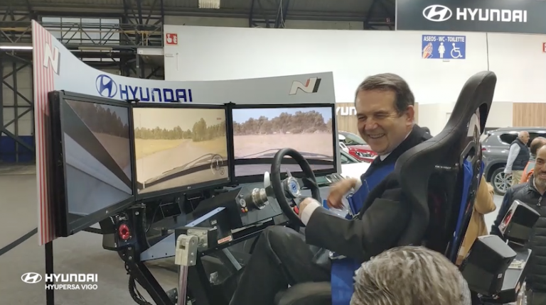 Caballero pisa a fondo o acelerador no Salón do Automobil de Vigo