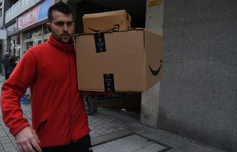 UGT denuncia ante Inspección de Traballo a unha subcontrata de Amazon e Glovo por “coaccións” aos repartidores