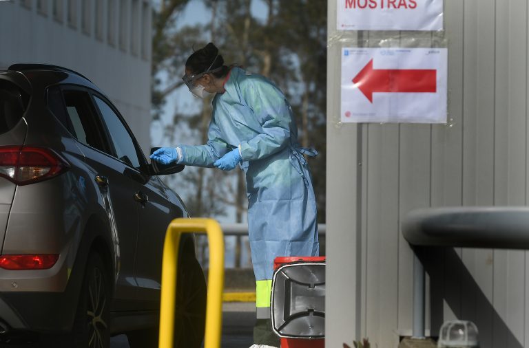 Recollida de mostras para análise do COVID19 dende o coche no Hospital Meixueiro de Vigo © Miguel Nuñez