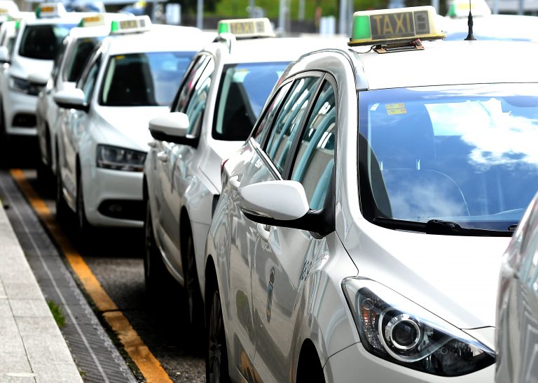 Dous homes atracan un taxista a punta de coitelo en Vigo