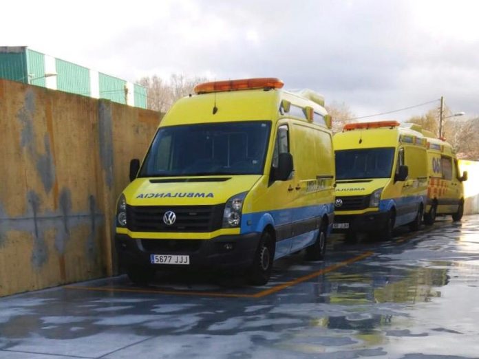 Ambulancias básicas sen rotular aparcadas en Sárdoma - Foto CIG