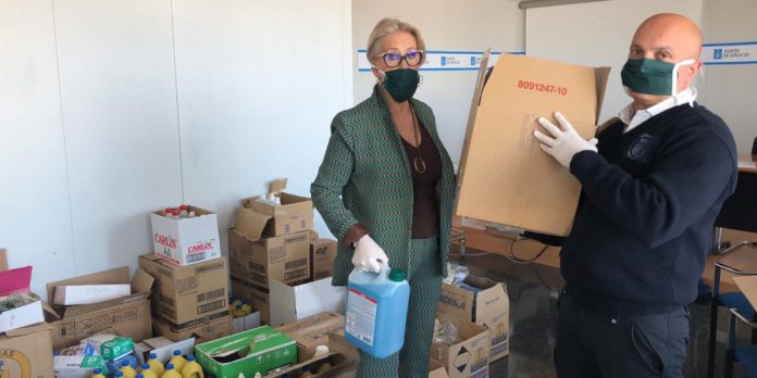 A Delegada Territorial da Xunta en Vigo, Corina Porro, durante a realización dos paquetes para os concellos da área de Vigo | Foto Xunta