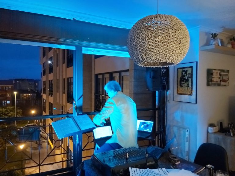 Tony Lomba, na actuación do venres pasado dende o seu balcón | Foto Tony Lomba