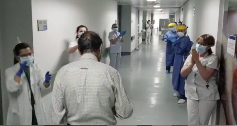 Un paciente de COVID-19 curado abandona o hospital de Vigo entre aplausos