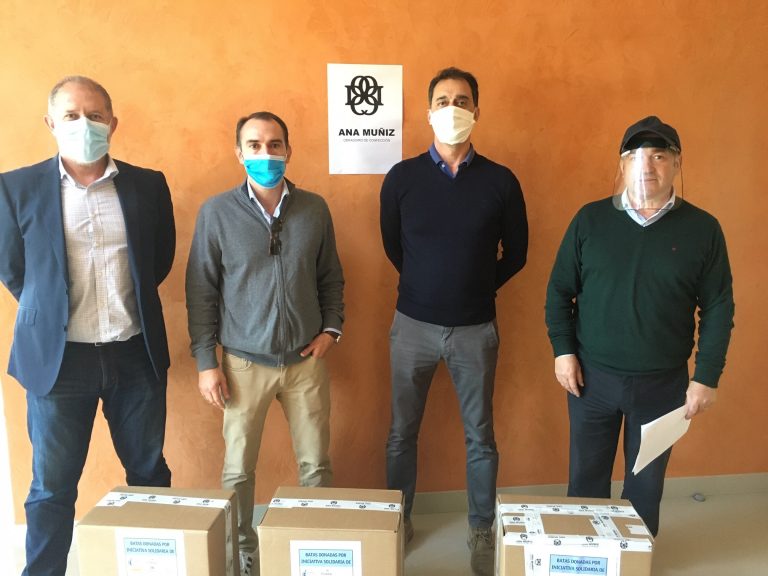 Asime, UVigo e catro empresas doan batas sanitarias aos municipios coruñeses de Padrón, Dodro e Rois