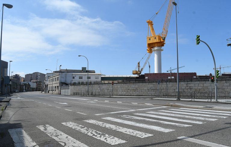 Trasladan ao hospital a un home de 61 anos que foi achado inconsciente e ensanguentado na Avenida de Beiramar