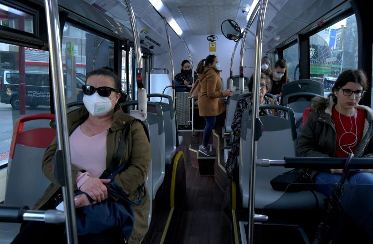 Identificado un sexaxenario tras negarse a usar máscara nun autobús urbano