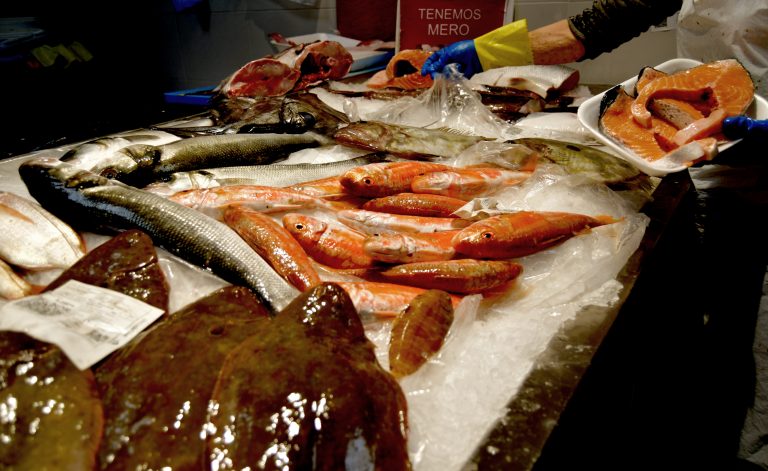 Os comercios vigueses contarán cunha marca que distingua o peixe “salvaxe e fresco” do conxelado