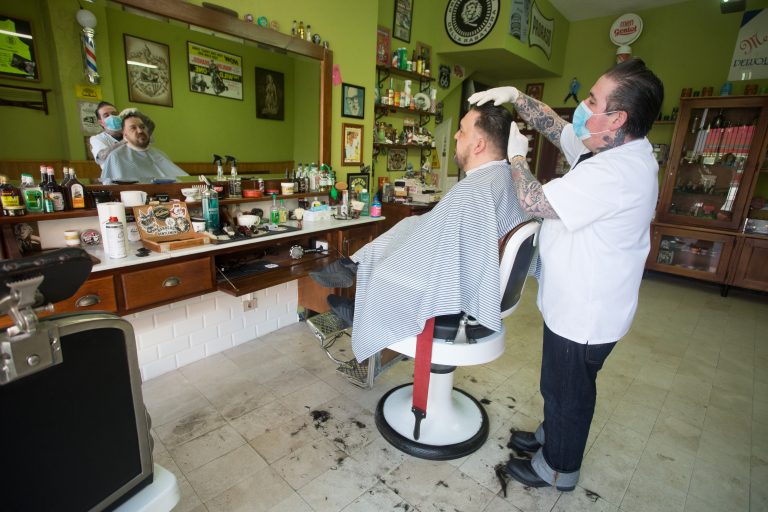 Reabren as barbarías de Vigo con redución de persoal e listas de espera