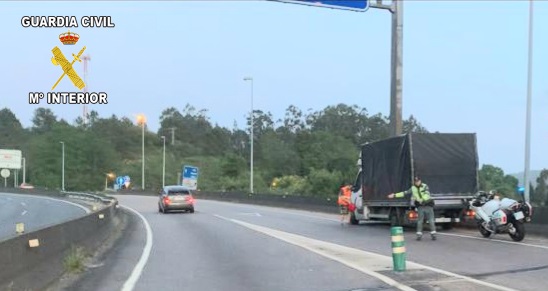 A Garda Civil auxilia un camioneiro polaco que quedou sen carburante no Porriño