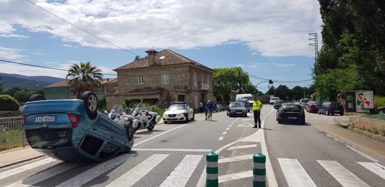 Unha colisión entre dous vehículos e unha motocicleta en Gondomar sáldase co traslado de catro persoas ao hospital