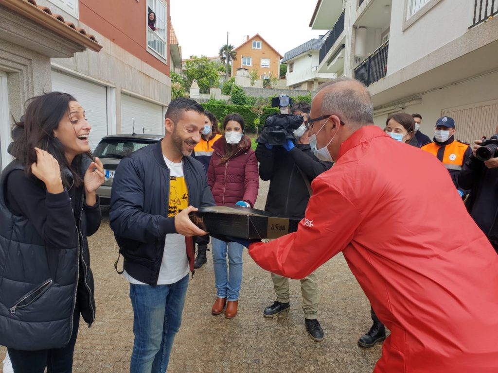 A voda de Laura e Pablo no portal da súa casa | Foto Concello de Nigrán