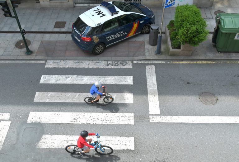 Atropelan un policía que regulaba o tráfico tras un accidente en Vigo