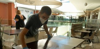 Limpando as mesas nun local de restauración no centro comercial Gran Vía de Vigo | Foto Miguel Núñez