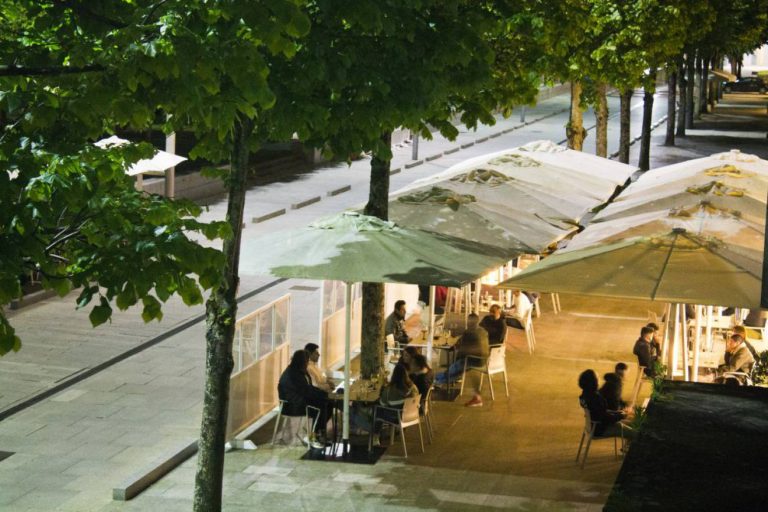A nova ordenanza de terrazas de Vigo prevé instalacións permanentes e eliminar aparcadoiros “se é necesario”