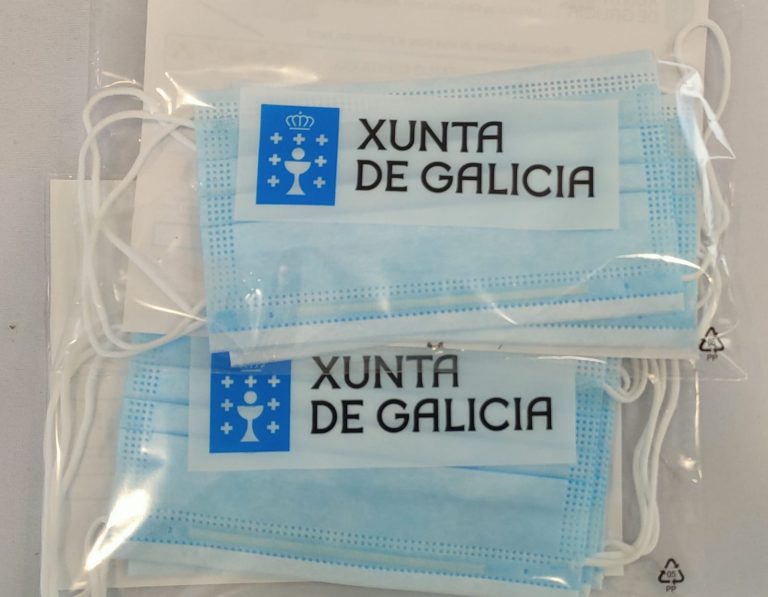 A Xunta gasta un millón de euros en distribuír máscaras co seu logo nas farmacias