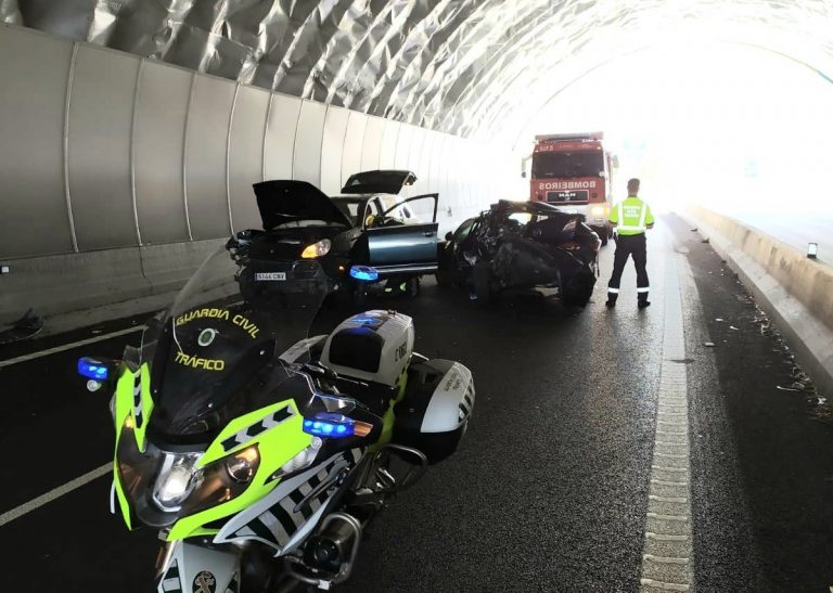 Un ferido e longas retencións nun aparatoso choque entre un coche e un camión no túnel de Alcabre