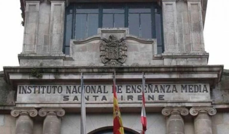 A Xunta autoriza a cubrir o escudo franquista do IES Santa Irene de Vigo, pero con metacrilato