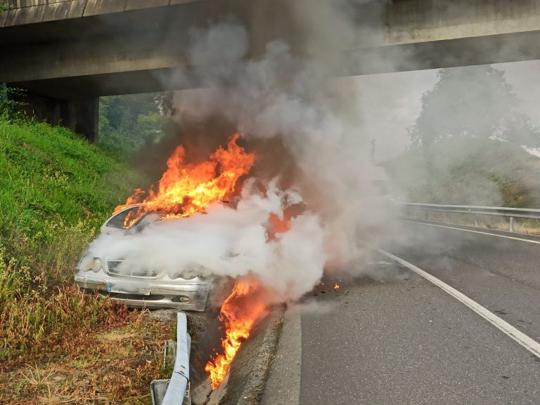 Coche prende lume na saída da AP9 dirección Peinador