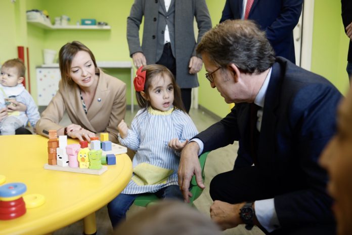 O presidente e a conselleira de política social da Xunta de Galicia nunha visita a unha escola infantil | Foto Xunta.gal