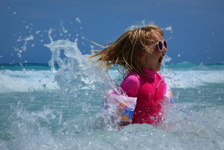 Nena usando gafas de sol na praia | Foto Pixabay