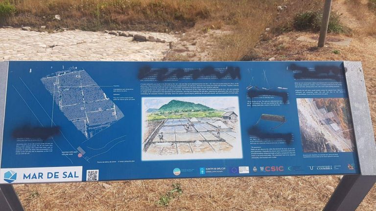 Riscan os textos en galego dos paneis das salinas romanas do Seixal de A Guarda