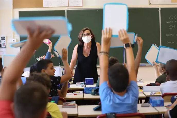 “Feijóo, escoita, o ensino está en loita”, os berros dos docentes en Vigo ante un polémico inicio escolar